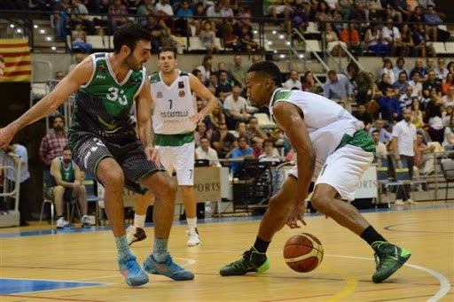 Luis Parejo, defendiendo un ataque del Amics Castellón.