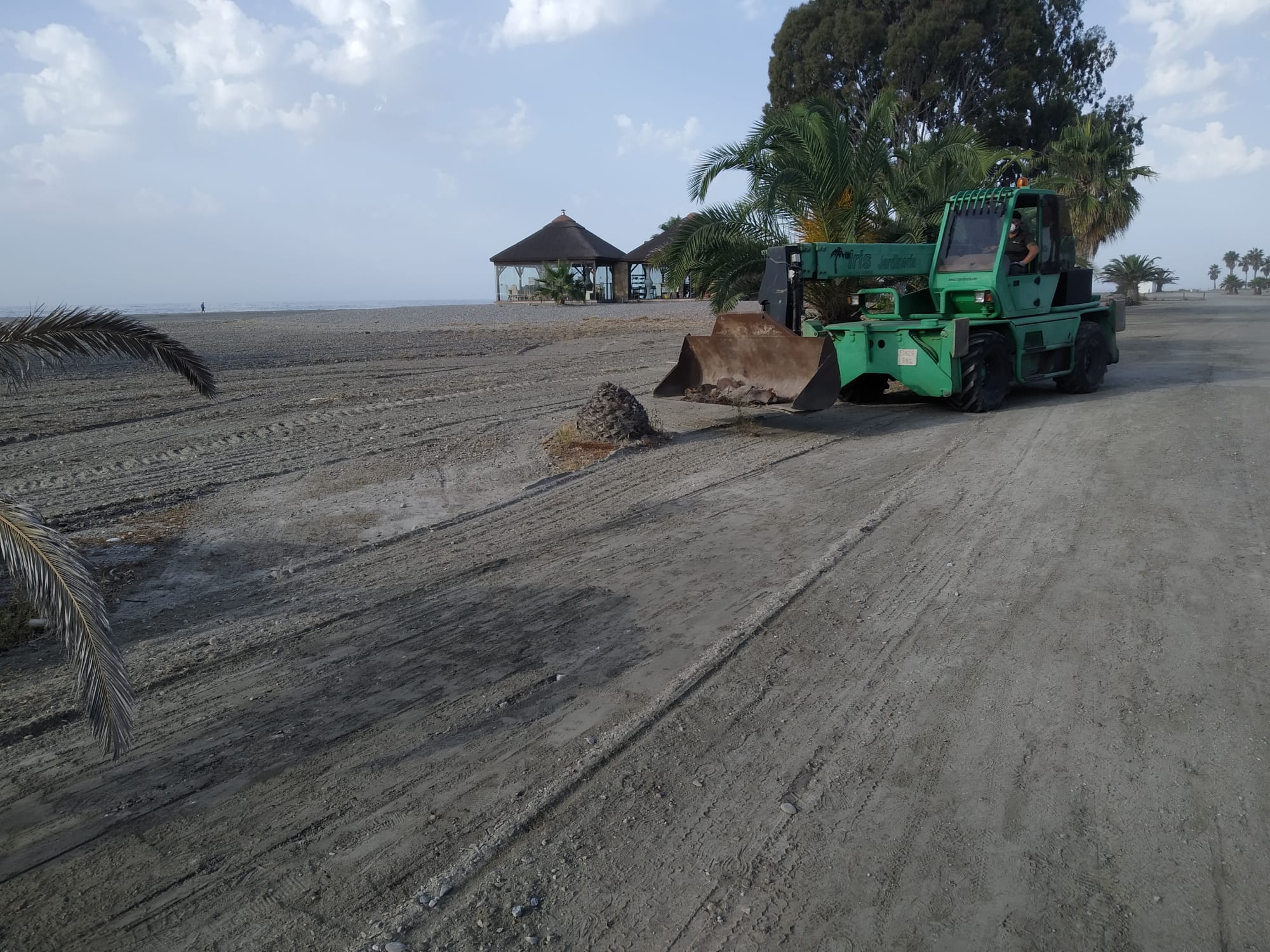 Motril ha oreado y alisado la arena de sus playas.