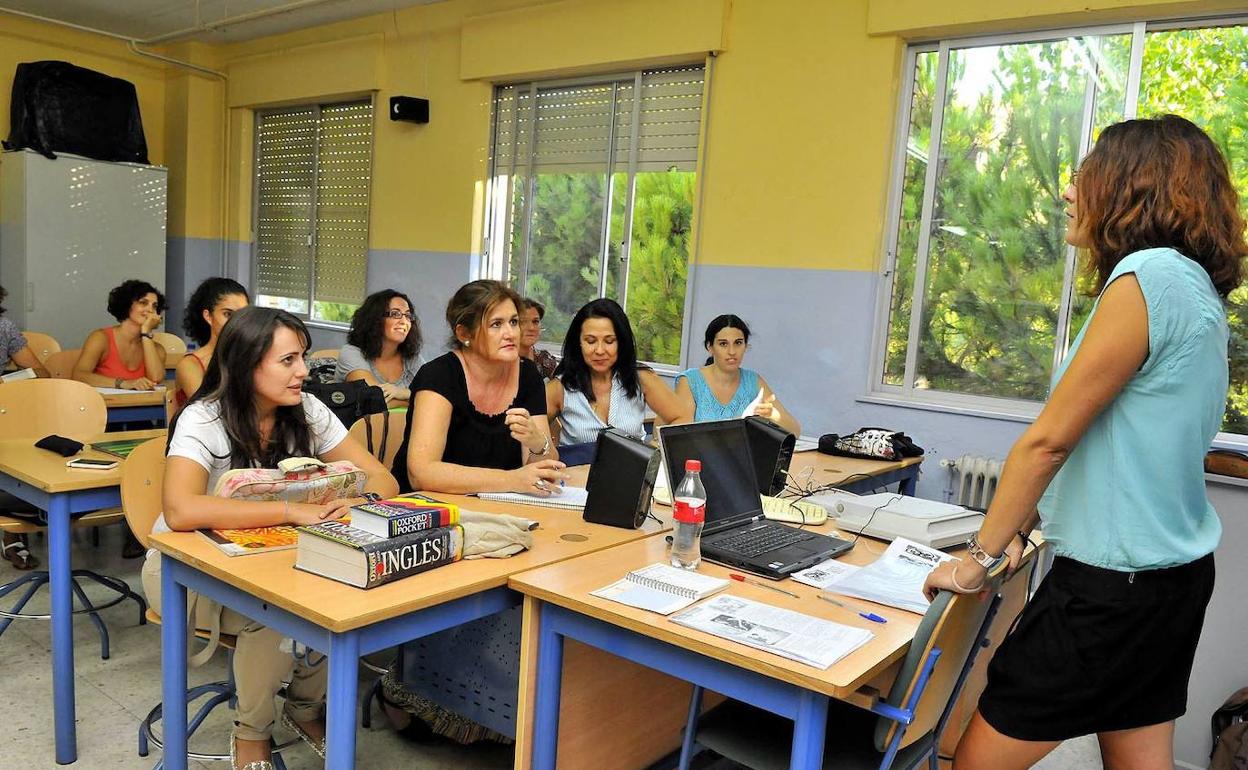 Clase en la Escuela Oficial de Idiomas de Linares.