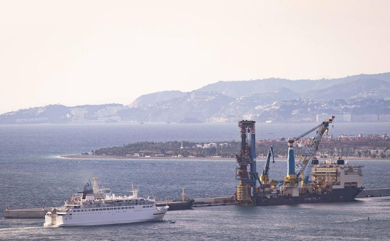 El ferri de Melilla entra en el puerto de Motril, en una imagen del pasado enero.