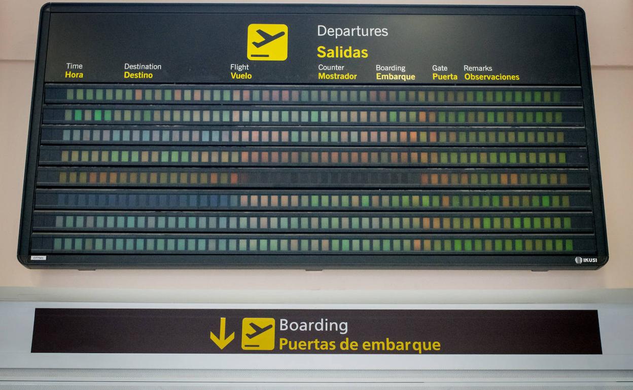 Uno de los paneles del aeropuerto, suspendido durante el estado de alarma. 