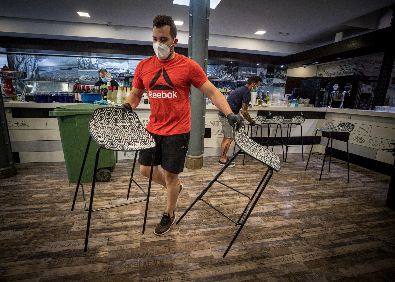 Asistimos a los preparativos de algunos locales horas antes de su puesta en marcha