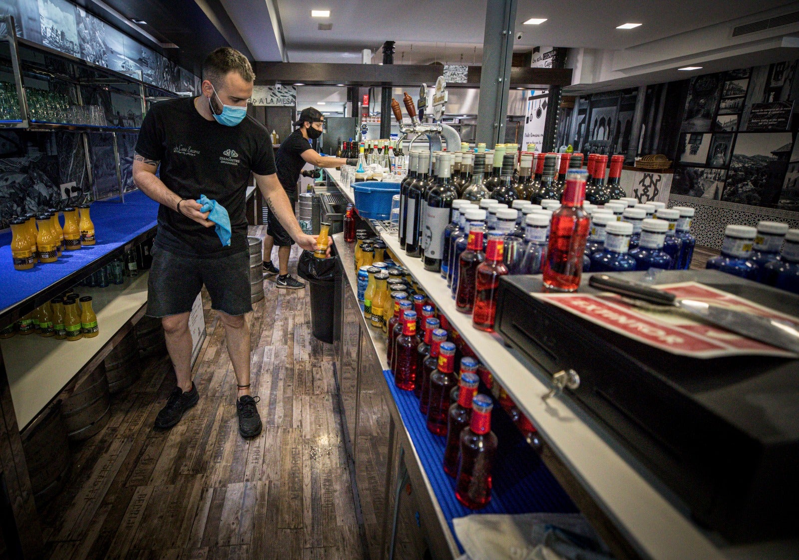 Asistimos a los preparativos de algunos locales horas antes de su puesta en marcha