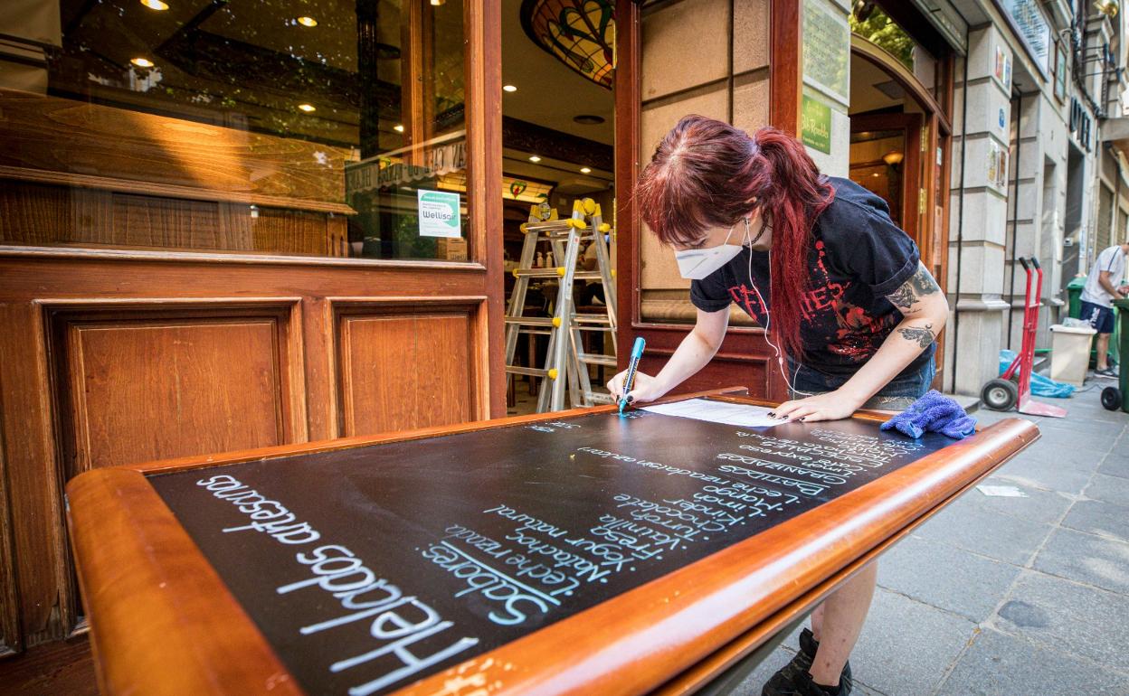 Bares de Granada preparados para abrir. 