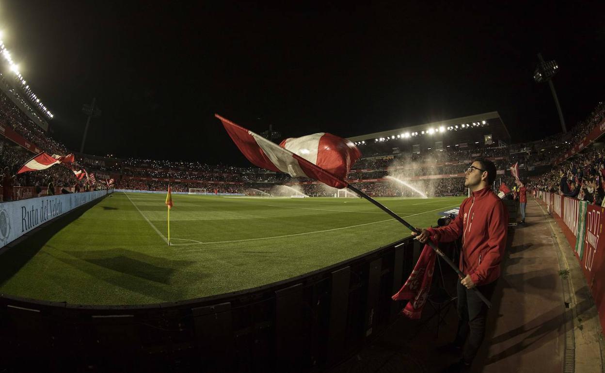 Un aficionado del Granada agita una bandera en el partido frente al Athletic. 