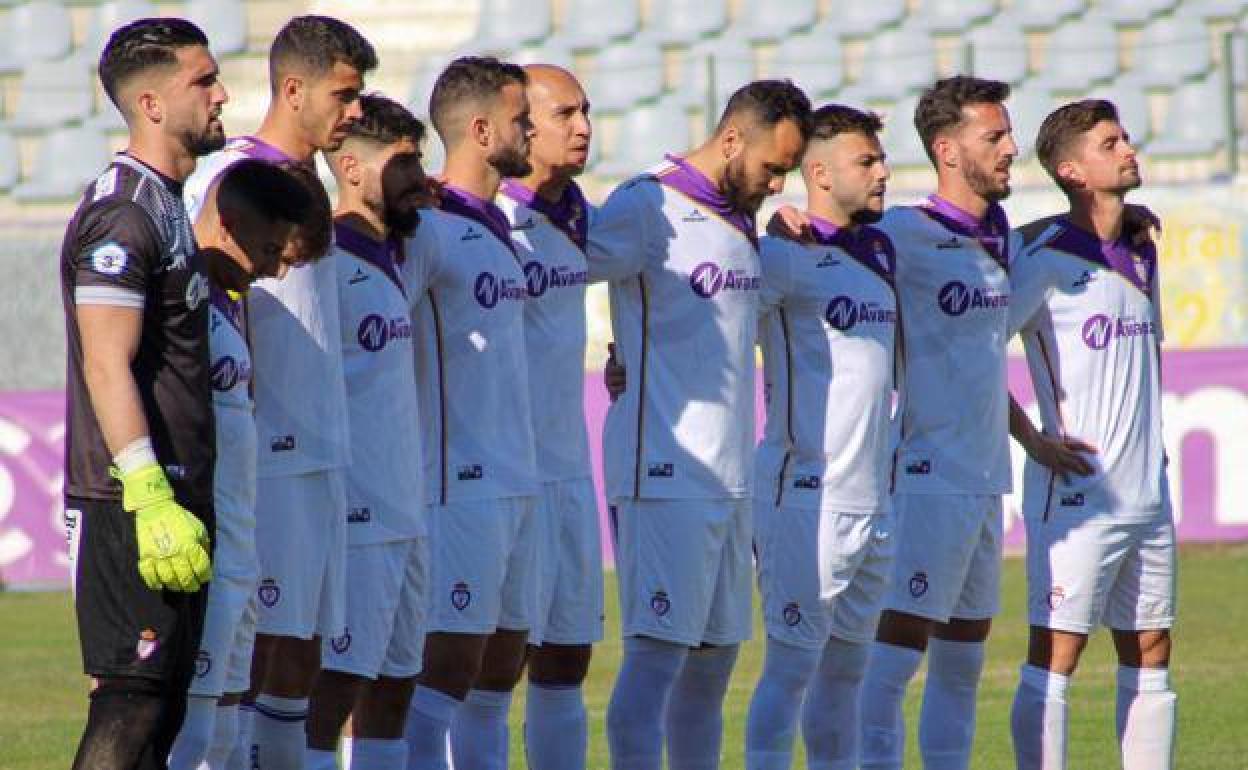 Jugadores del Real Jaén en La Victoria antes del inicio de un partido. 