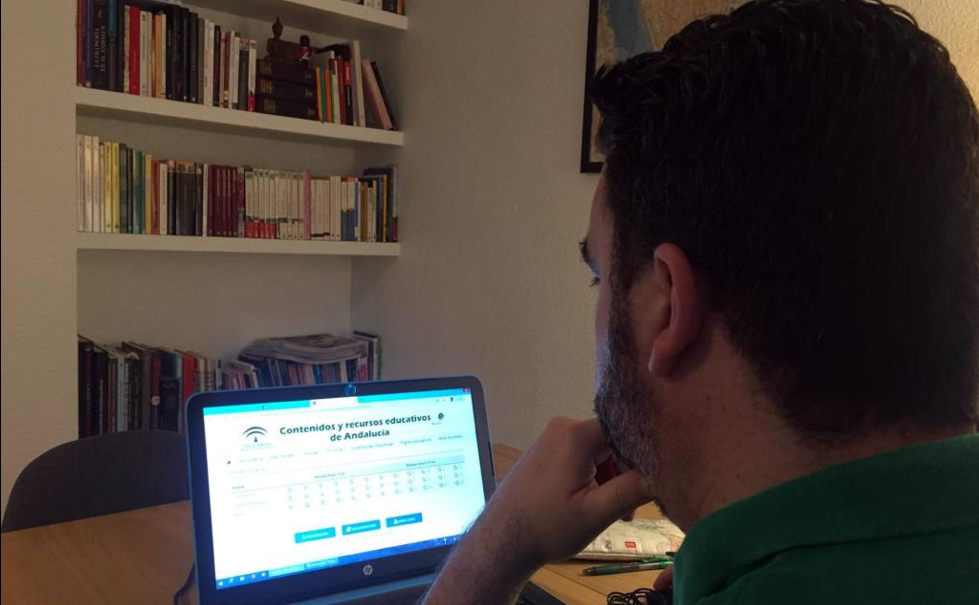 Un docente trabaja desde el salón de su casa. 