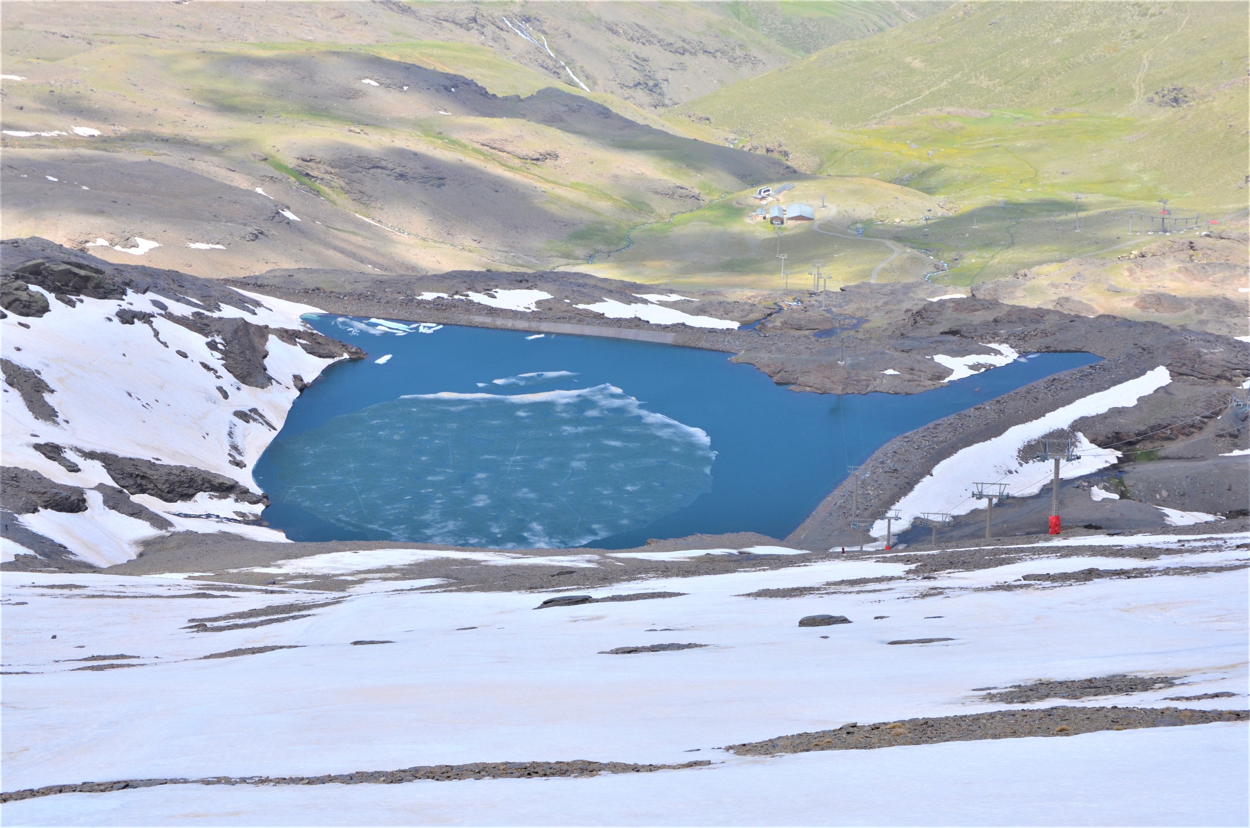 La asociación 'Amigos de Sierra Nevada' ha captado el deshielo del parque natural en los siguientes enclaves: laguna de Aguas Verdes, lagunillos del Púlpito, lagunillos de la Virgen y de la Ermita, Laguna-embalse de las Yeguas y Chorreras Negras