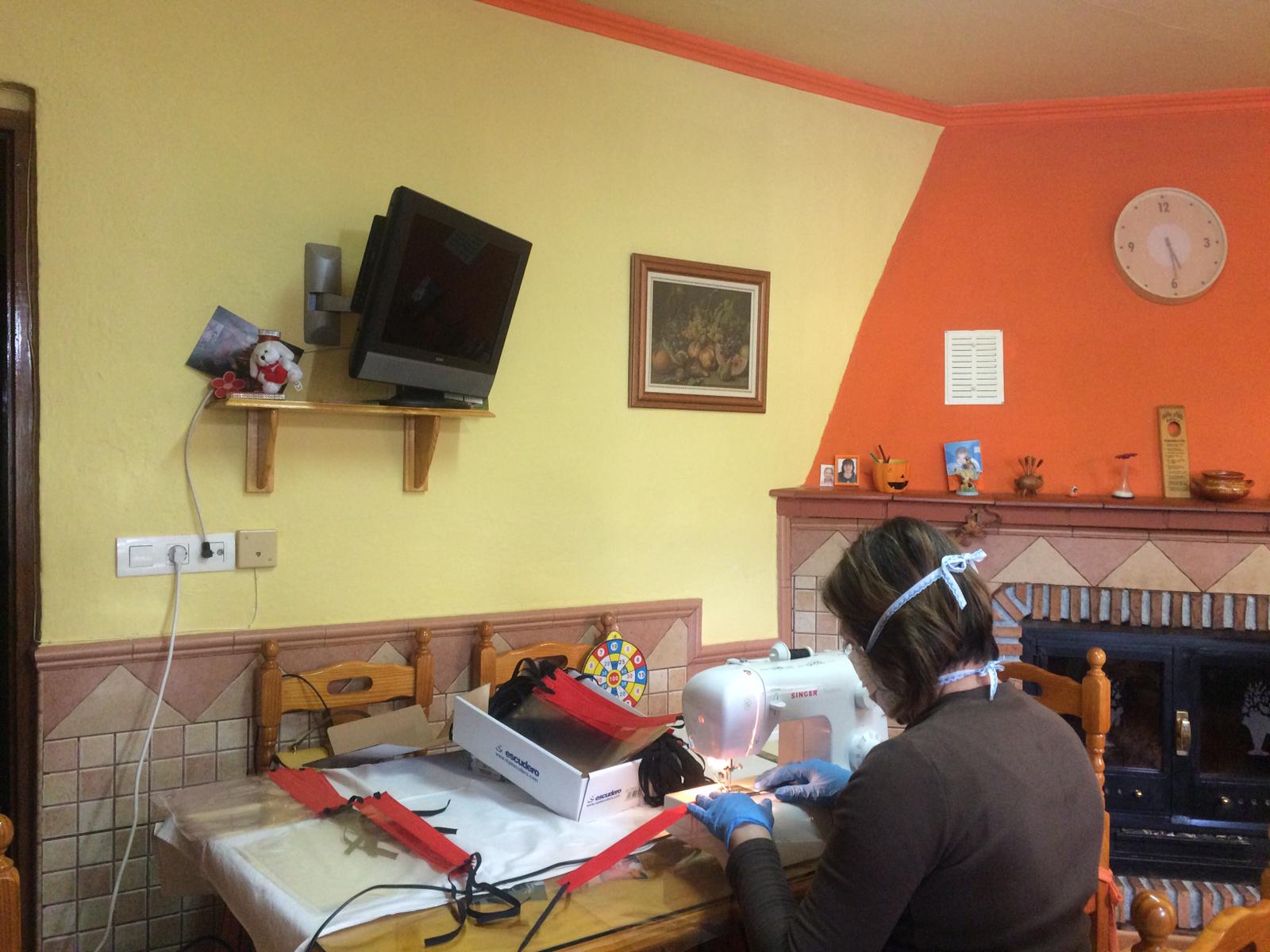 Cientos de mujeres de la provincia han aportado su granito para ayudar en la crisis sanitaria