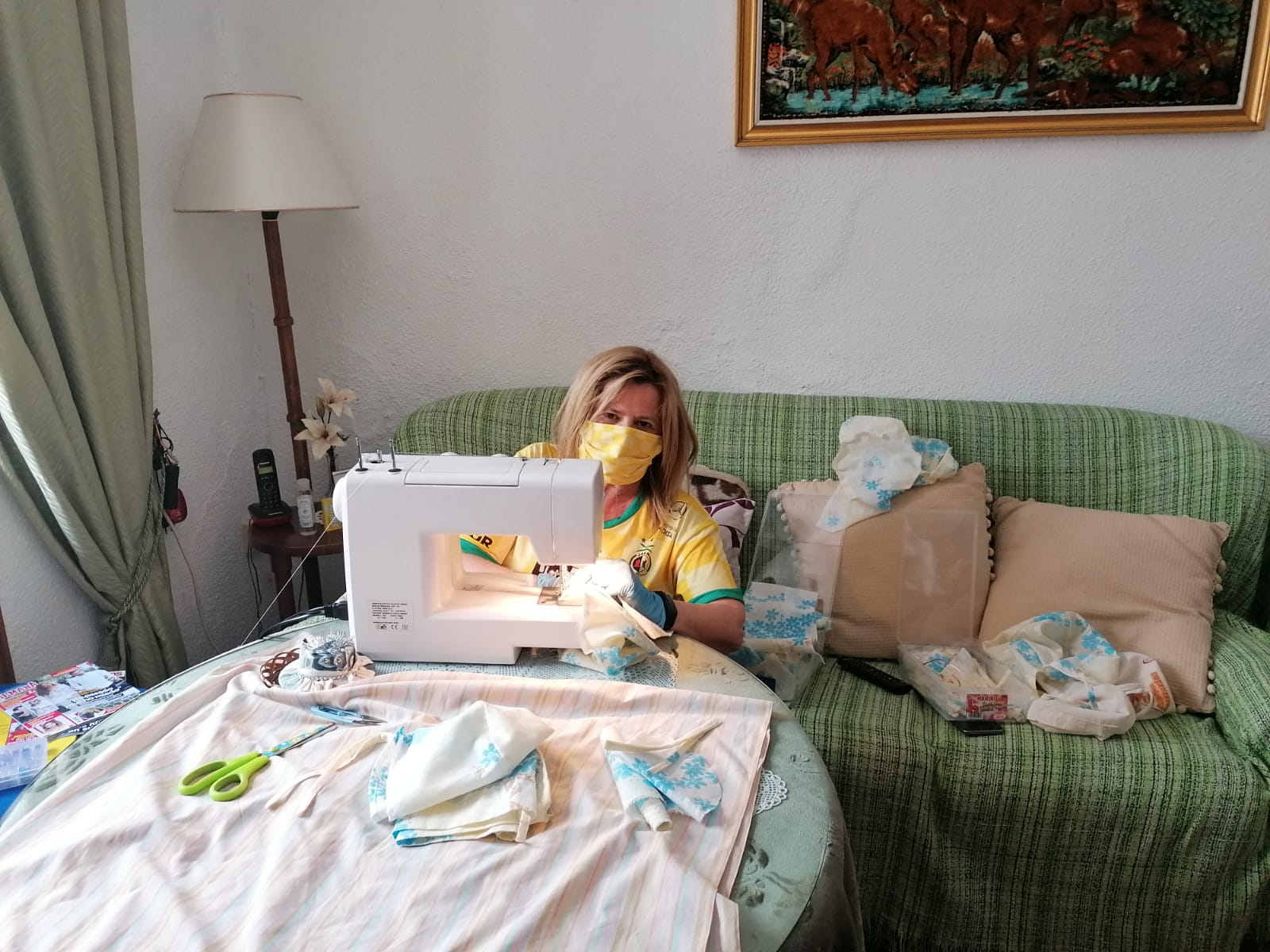 Cientos de mujeres de la provincia han aportado su granito para ayudar en la crisis sanitaria