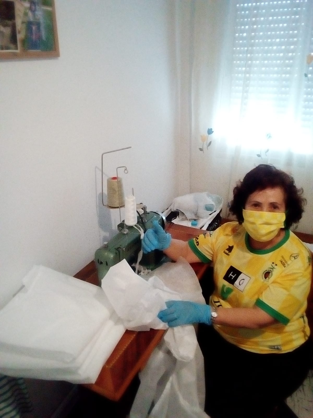 Cientos de mujeres de la provincia han aportado su granito para ayudar en la crisis sanitaria