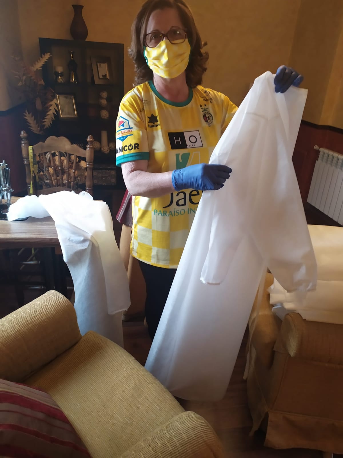 Cientos de mujeres de la provincia han aportado su granito para ayudar en la crisis sanitaria