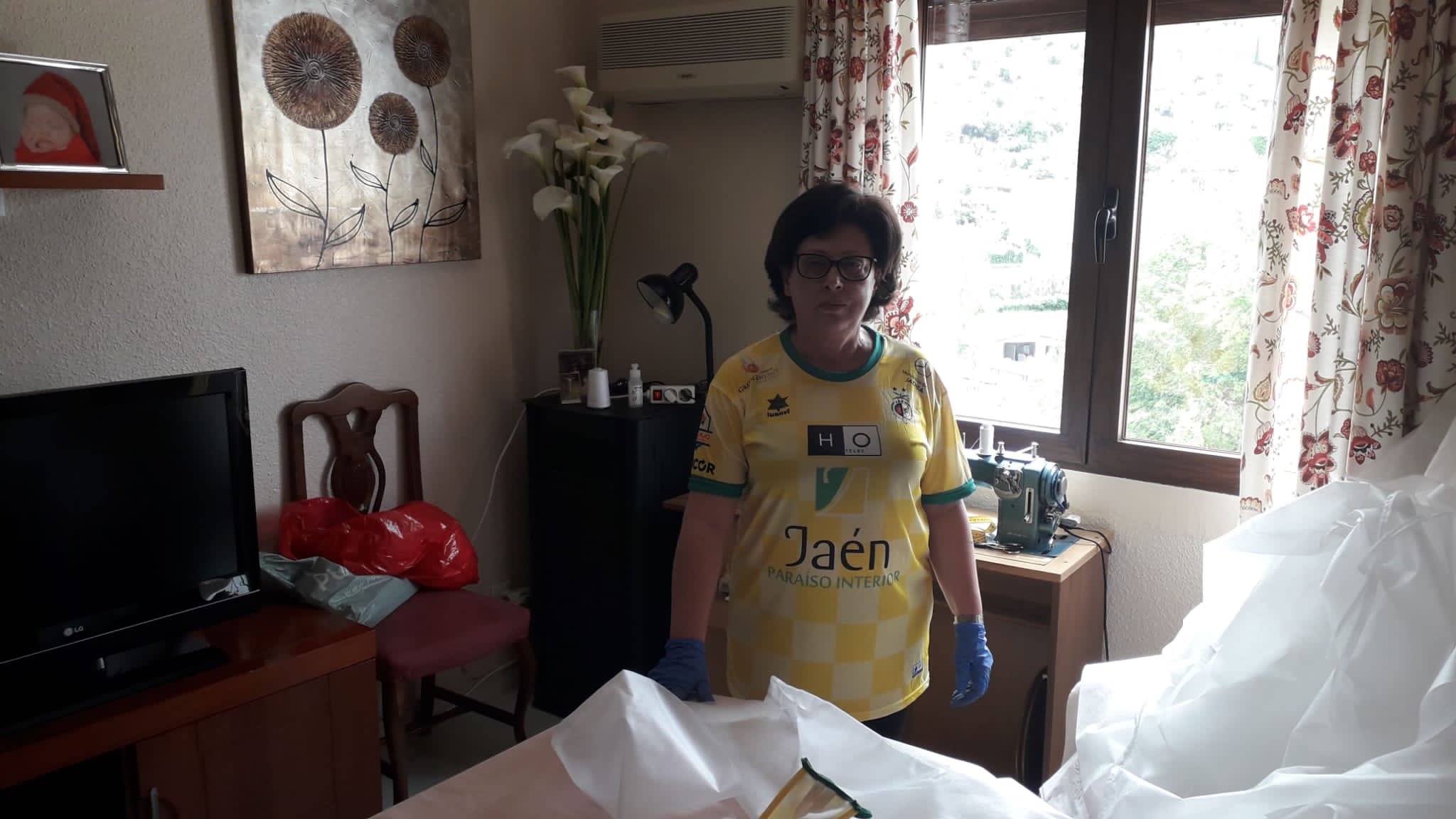 Cientos de mujeres de la provincia han aportado su granito para ayudar en la crisis sanitaria