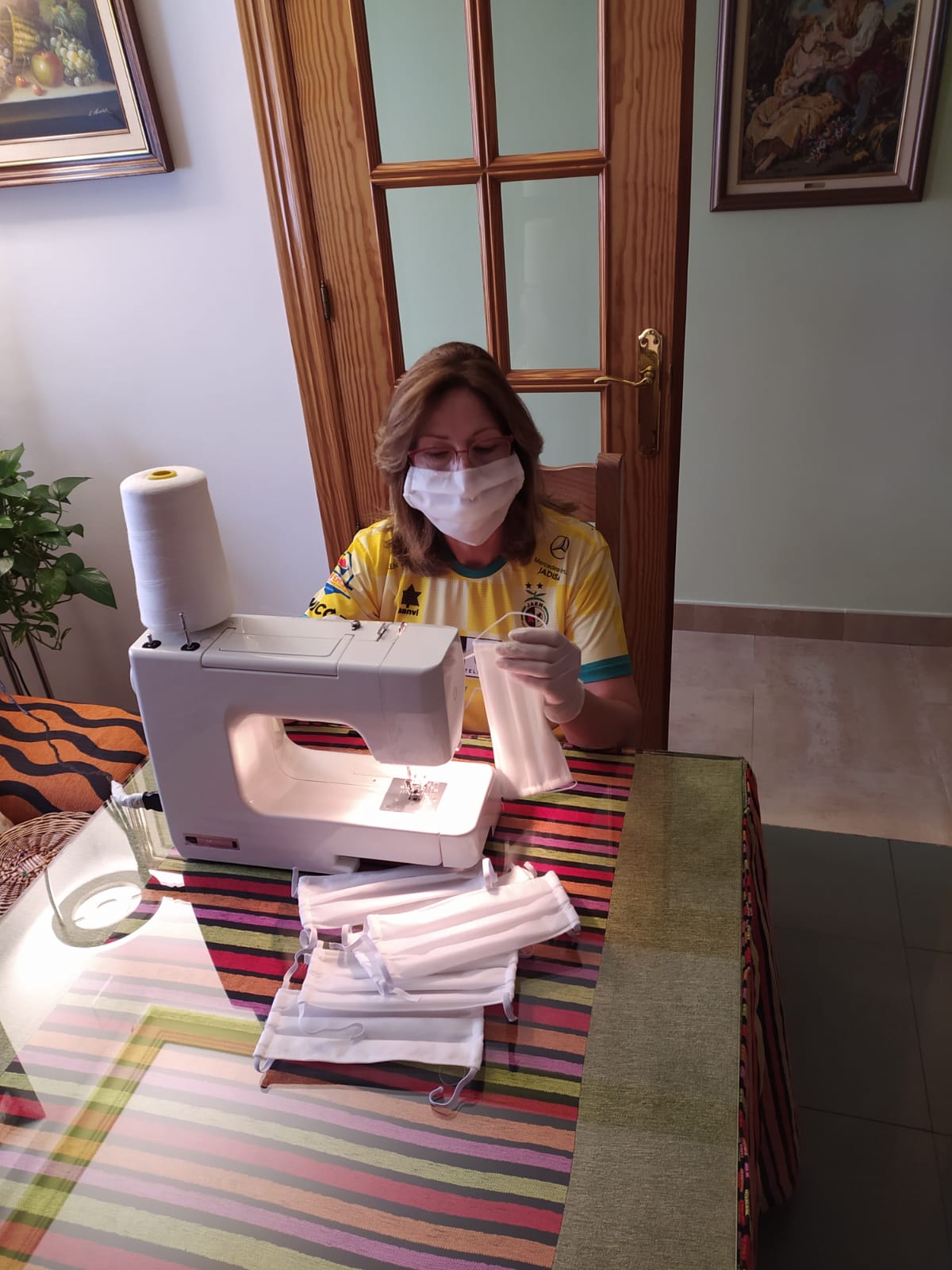 Cientos de mujeres de la provincia han aportado su granito para ayudar en la crisis sanitaria