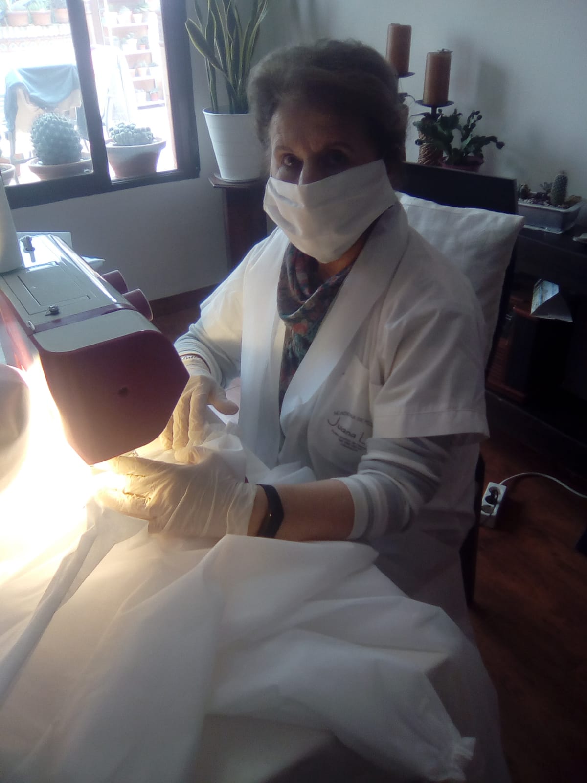 Cientos de mujeres de la provincia han aportado su granito para ayudar en la crisis sanitaria