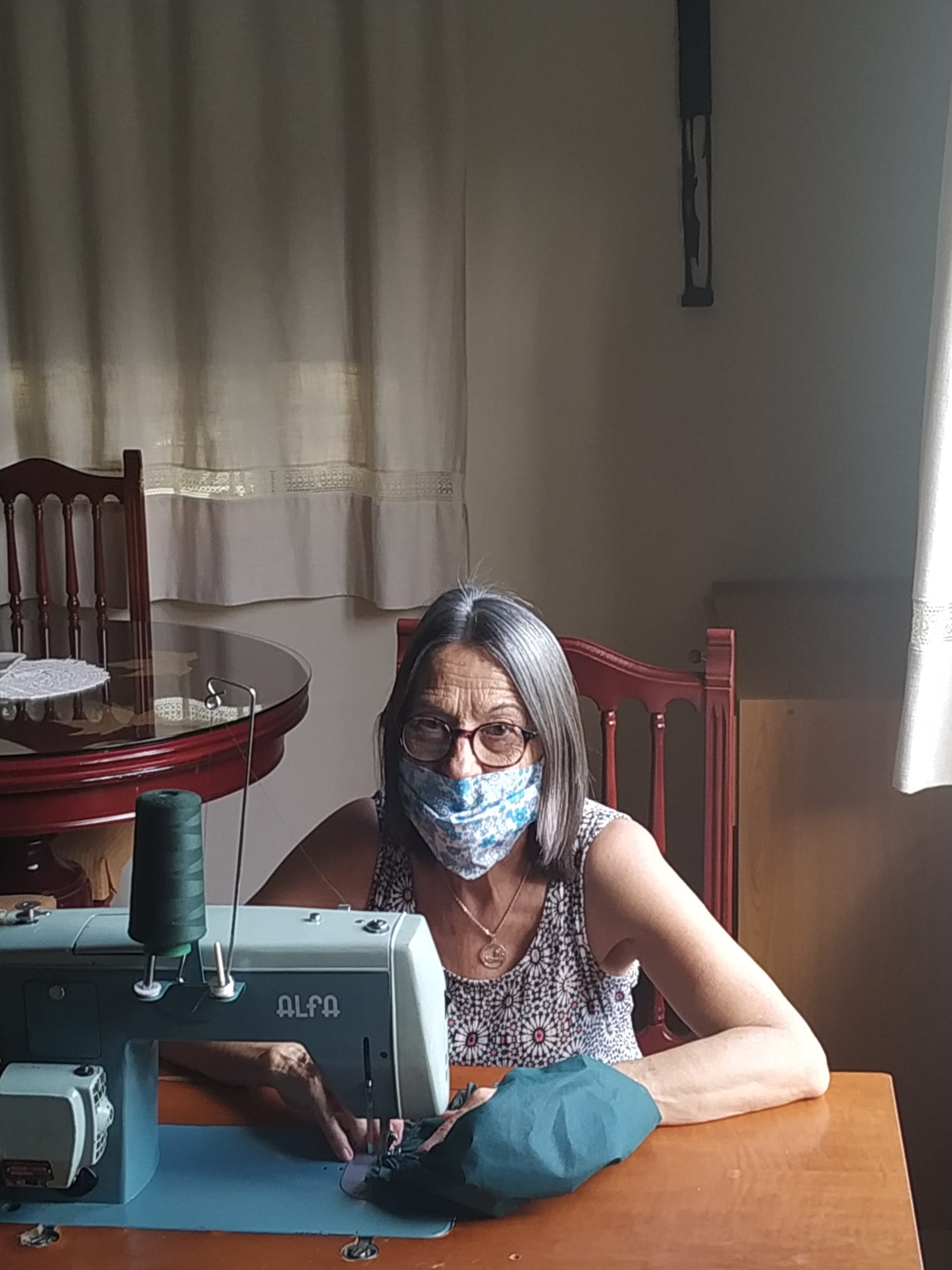 Cientos de mujeres de la provincia han aportado su granito para ayudar en la crisis sanitaria