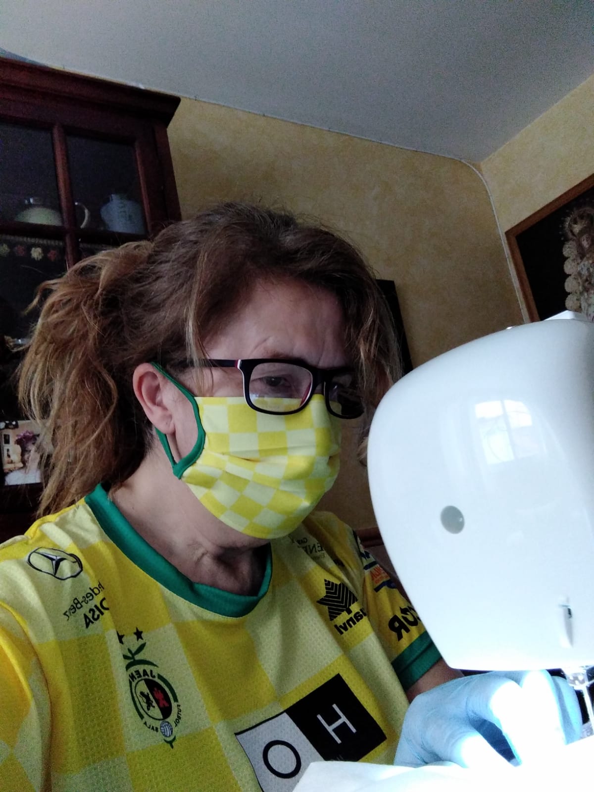 Cientos de mujeres de la provincia han aportado su granito para ayudar en la crisis sanitaria