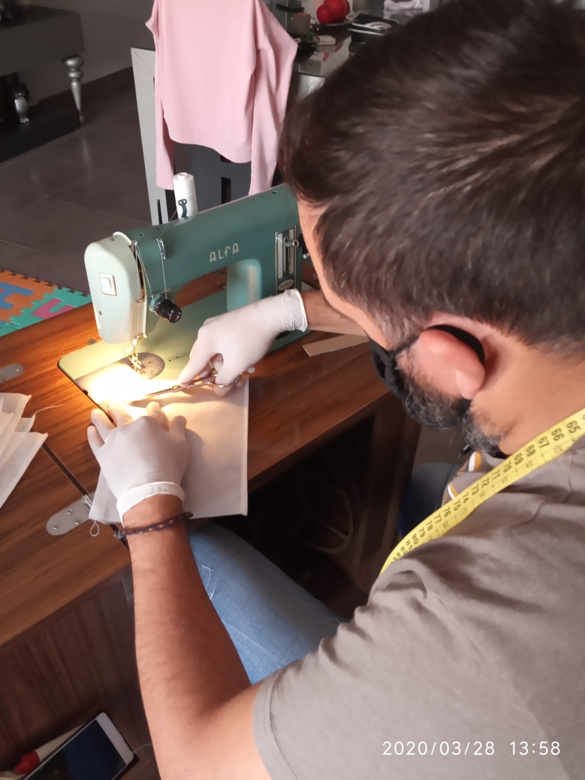 Cientos de mujeres de la provincia han aportado su granito para ayudar en la crisis sanitaria