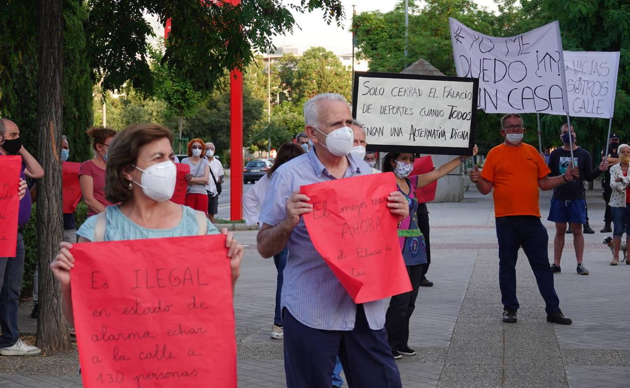 Un momento de la protesta que tuvo lugar este sábado ante el Palacio de Deportes.