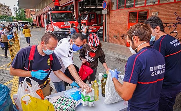 Recogida de alimentos en el Parque Sur de Bomberos