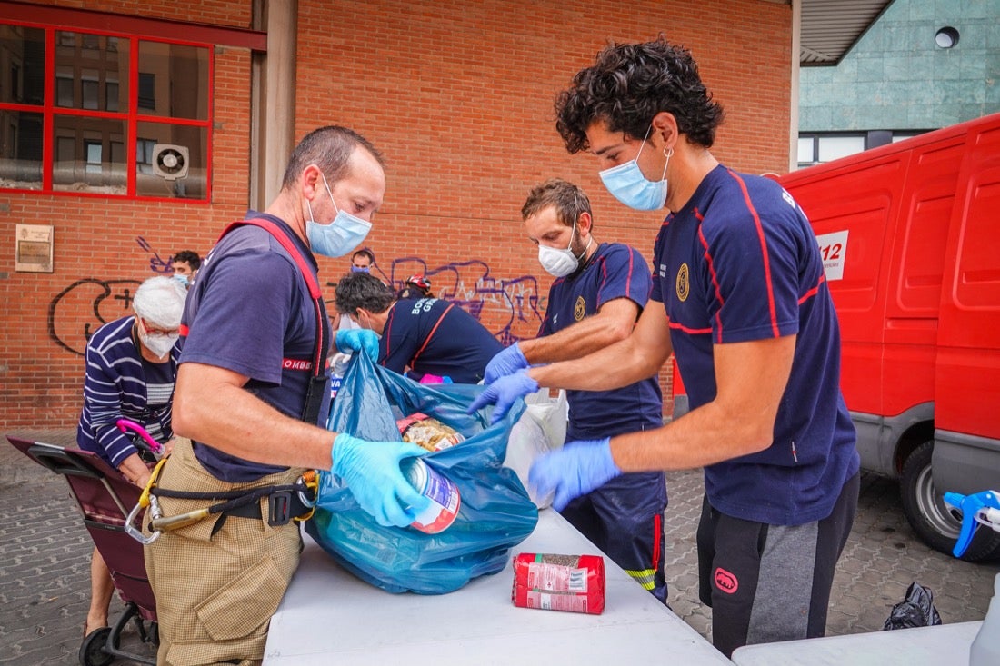 Entrega de comida en el Parque Sur de bomberos