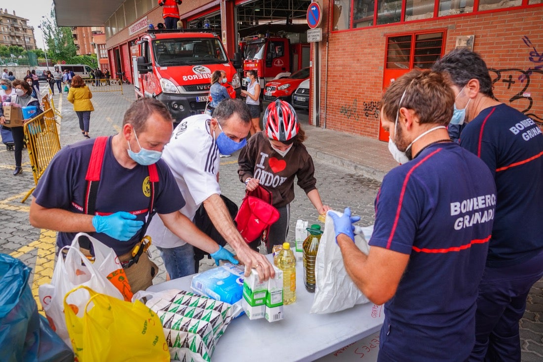 Entrega de comida en el Parque Sur de bomberos