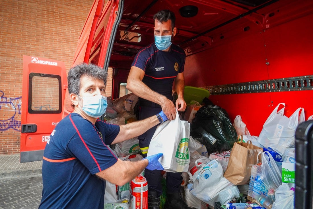 Entrega de comida en el Parque Sur de bomberos