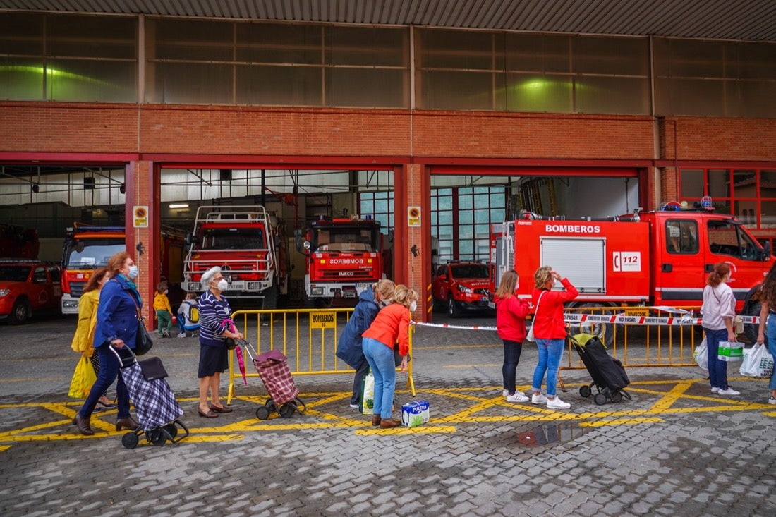 Entrega de comida en el Parque Sur de bomberos