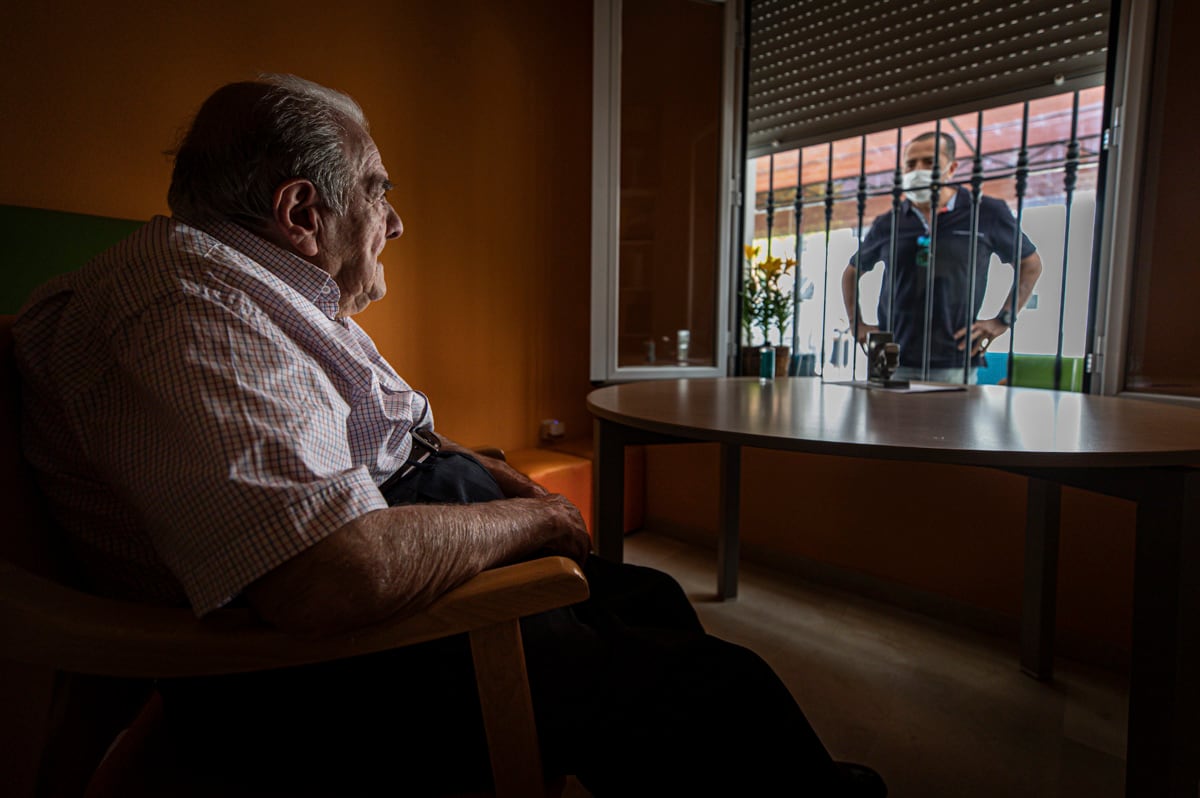 Residencia de La Alfaguara de Salar, donde los familiares visitan a sus residentes desde la calle