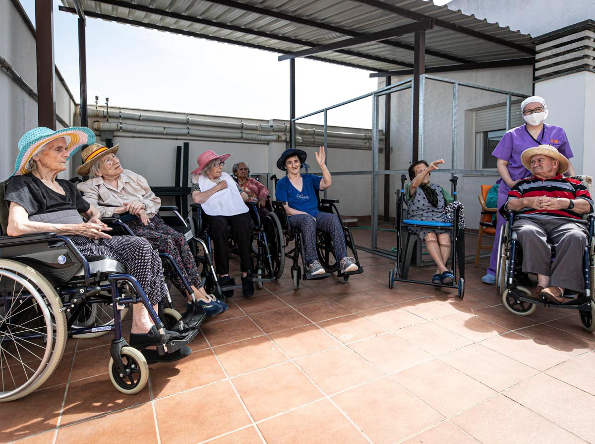 Residencia de La Alfaguara de Salar, donde los familiares visitan a sus residentes desde la calle