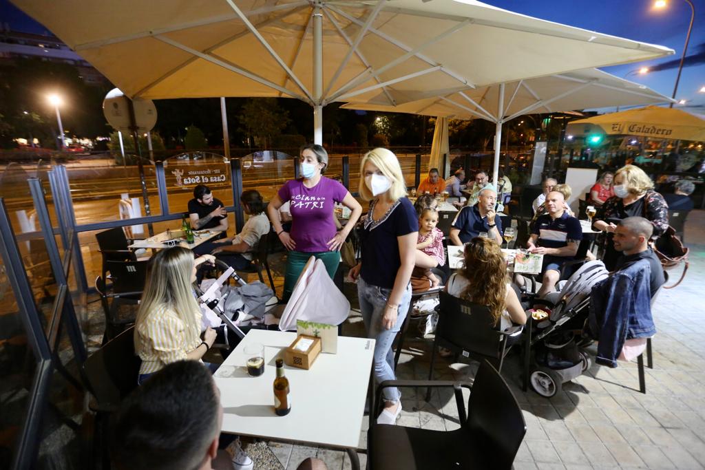 Los bares de la ciudad, repletos de clientes en sus terrazas