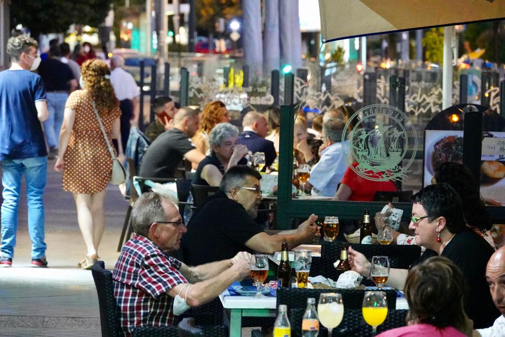 Los bares de la ciudad, repletos de clientes en sus terrazas
