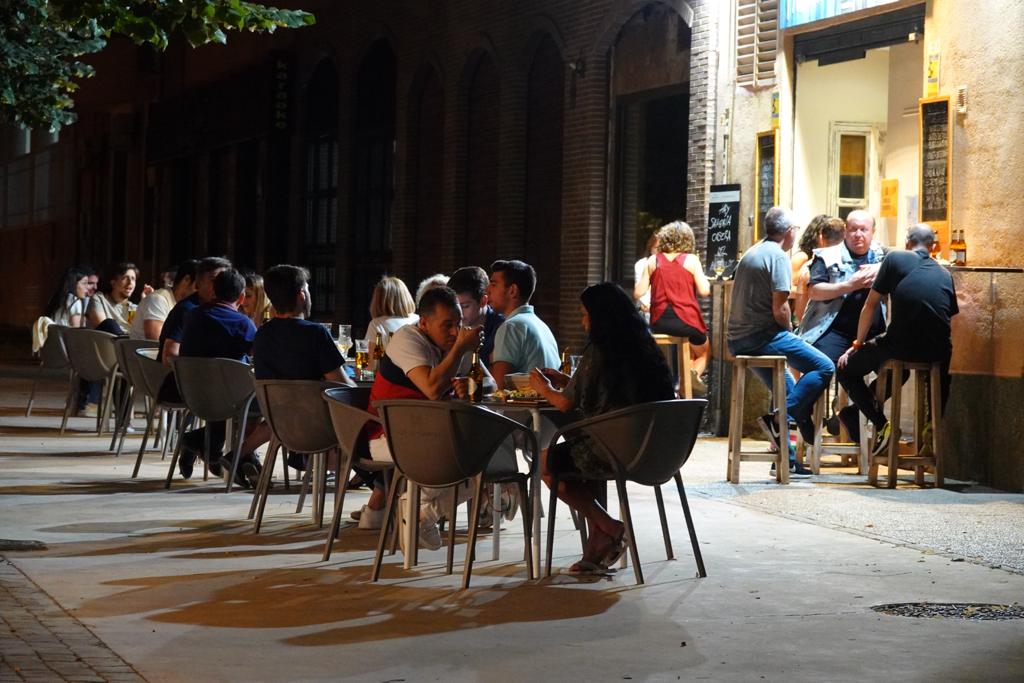 Los bares de la ciudad, repletos de clientes en sus terrazas