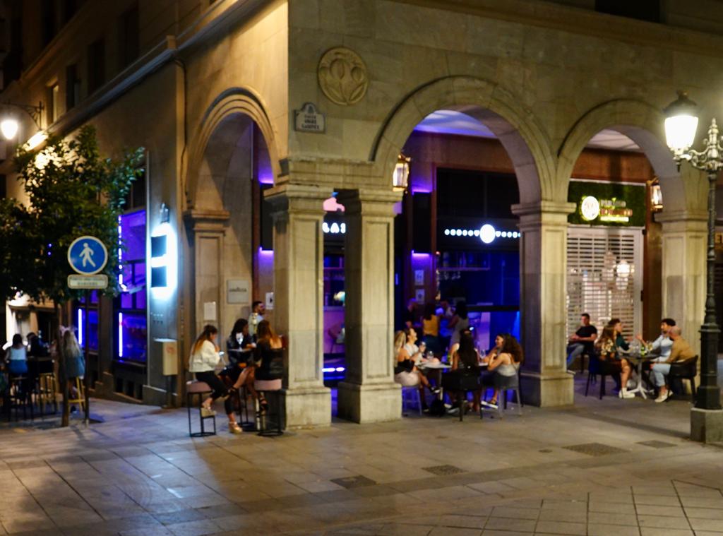Los bares de la ciudad, repletos de clientes en sus terrazas