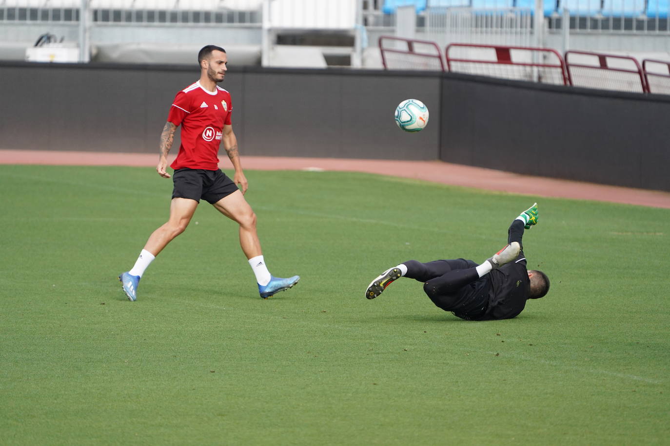 El equipo rojiblanco comienza a preparar el partido de la vuelta a la actividad con un grupo de 29 jugadores