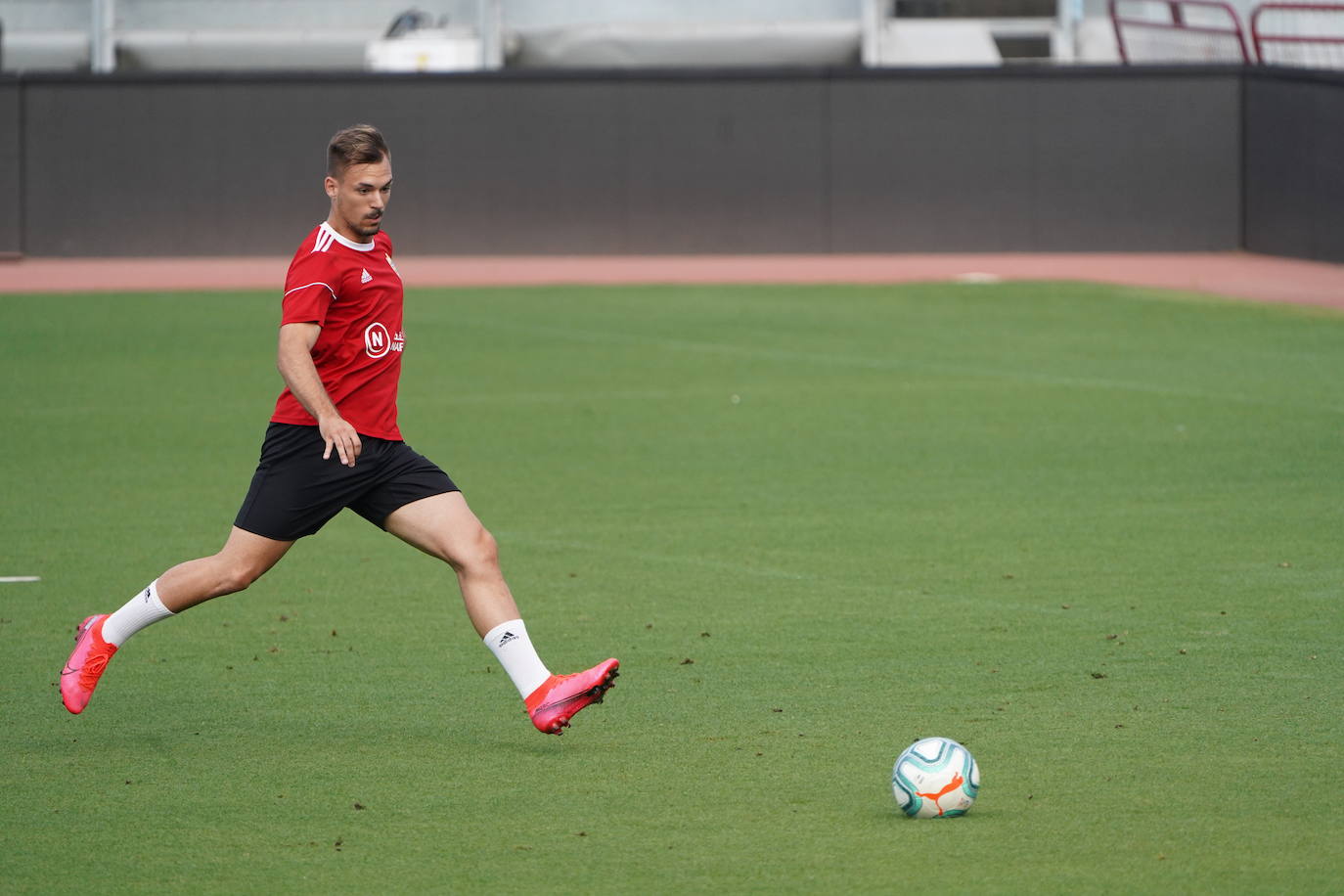 El equipo rojiblanco comienza a preparar el partido de la vuelta a la actividad con un grupo de 29 jugadores