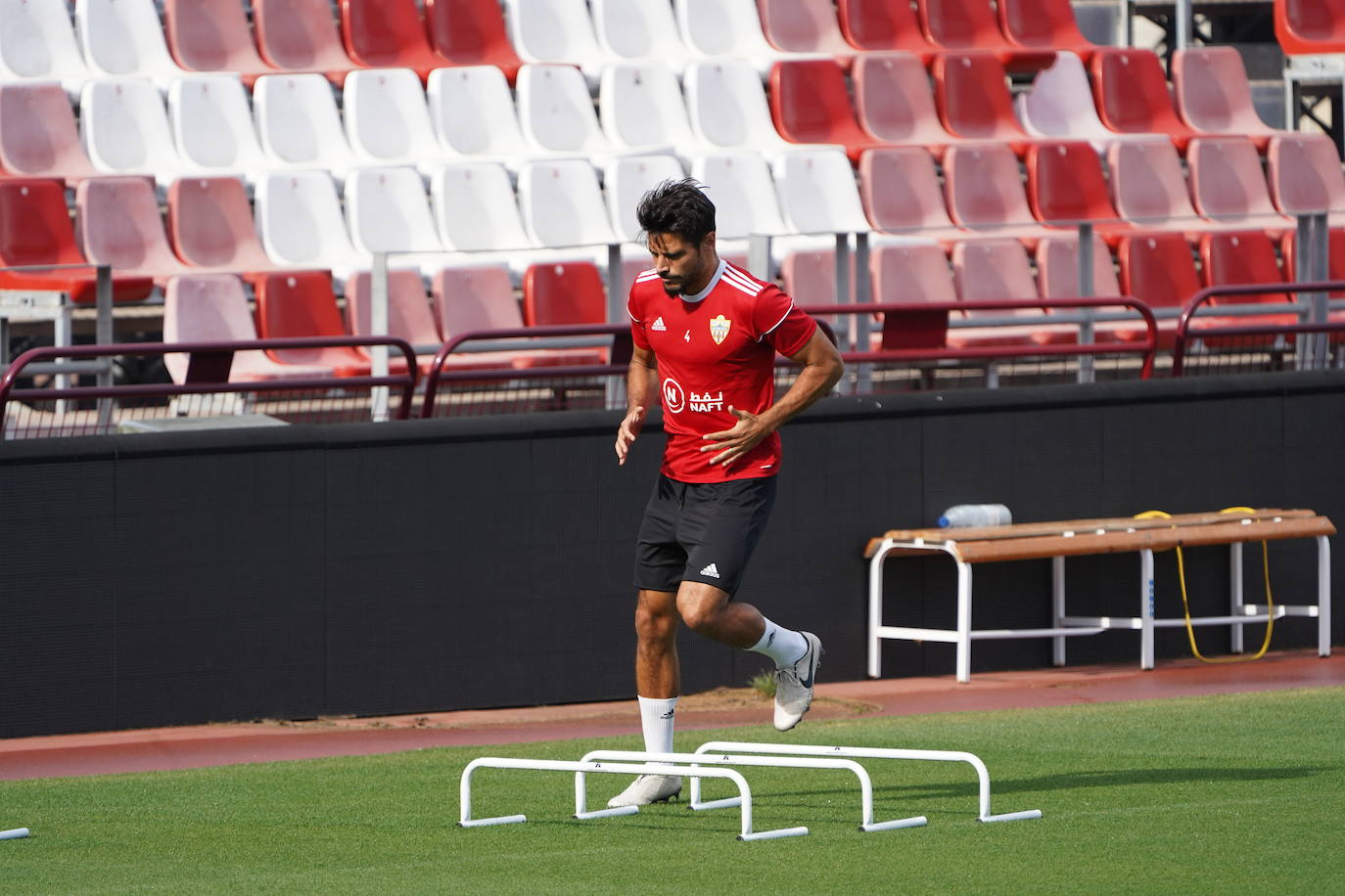 El equipo rojiblanco comienza a preparar el partido de la vuelta a la actividad con un grupo de 29 jugadores