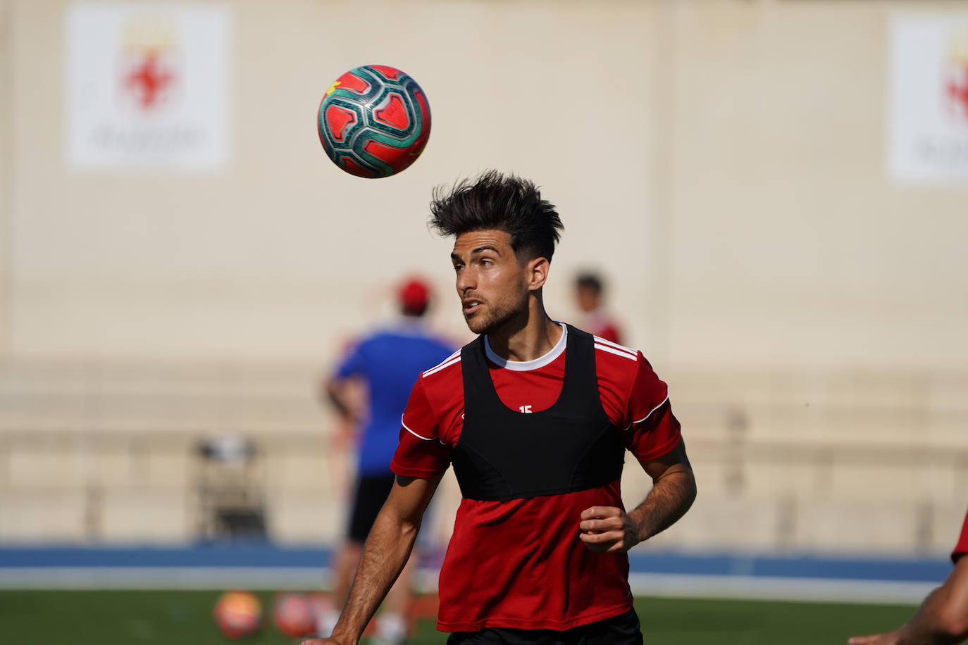 Juan Ibiza tiene el balón y su posible y deseada vuelta en la cabeza. 