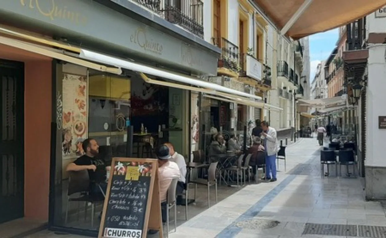 La famosa calle Navas de Granada recupera sus bares