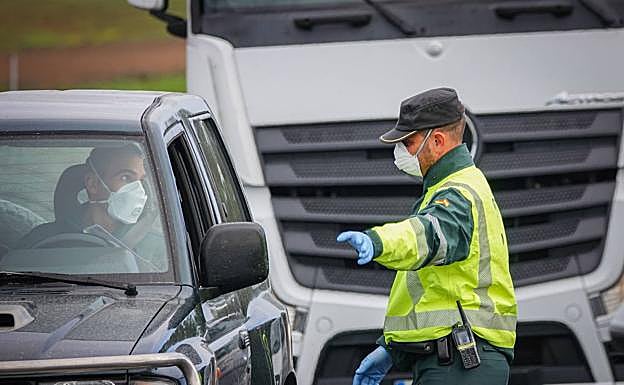 Control de la guardia civil en Padul para impedir que conductores se salten el esdado de alerta.. 