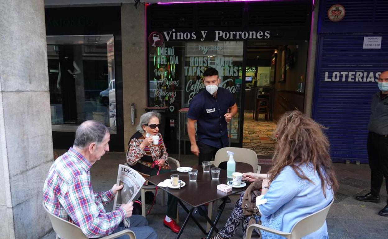 A la entrada de Vinos y Porrones, en Ganivet, lo que llama la atención es el gel hidroalcohólico junto a la puerta. 