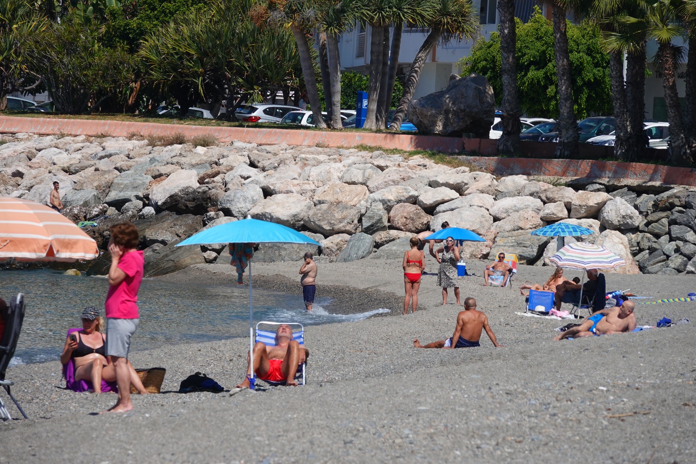 Los bares abren su interior para recibir a los primeros clientes, las playas reciben a sus bañistas y los centros comerciales se estrenan casi ochenta días después