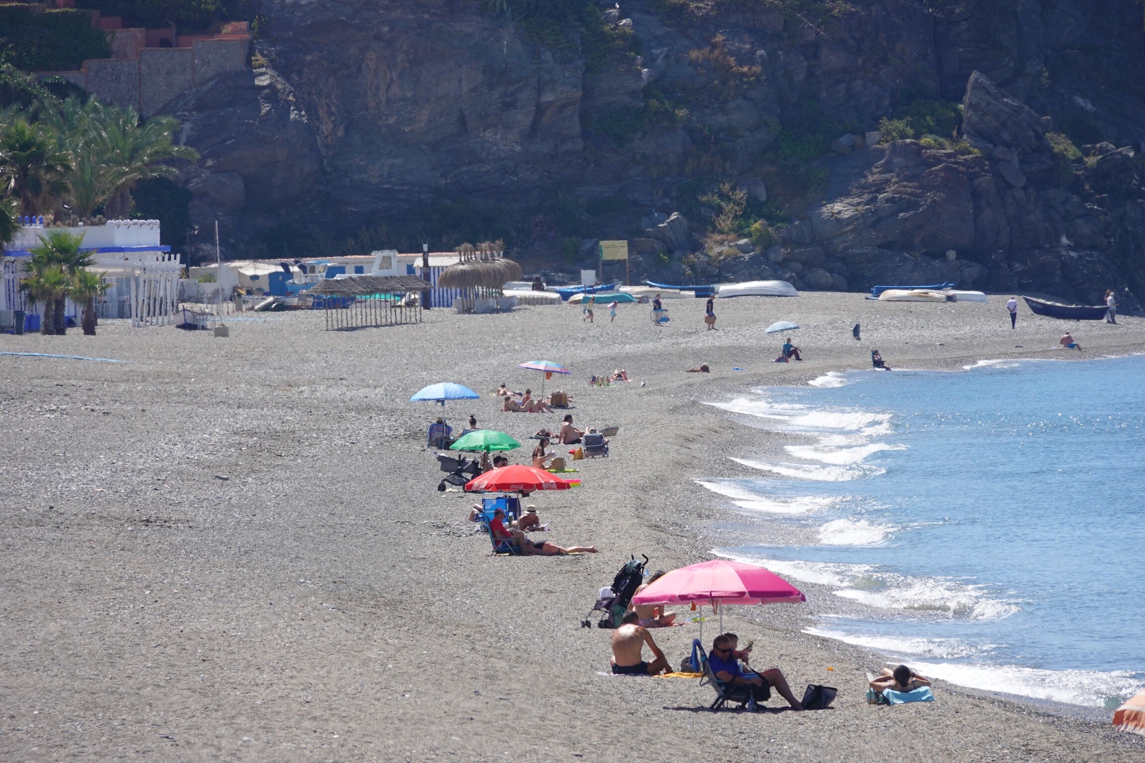 Los bares abren su interior para recibir a los primeros clientes, las playas reciben a sus bañistas y los centros comerciales se estrenan casi ochenta días después