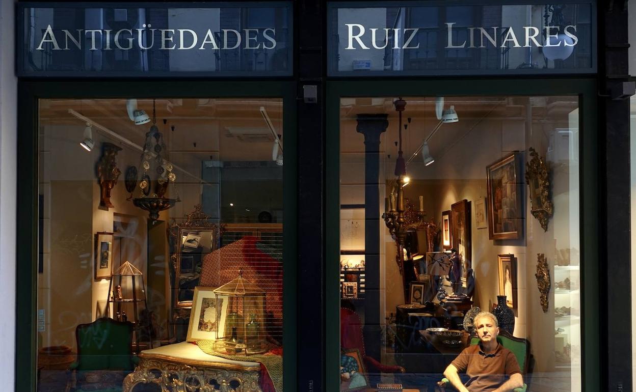Fernando Ruiz-Linares, ante su tienda y galería.