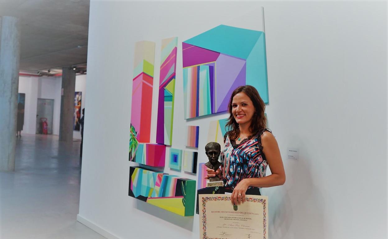 La autora de la obra ganadora del año pasado, la portuguesa Ana País Oliveira, posa con su diploma y su trofeo.