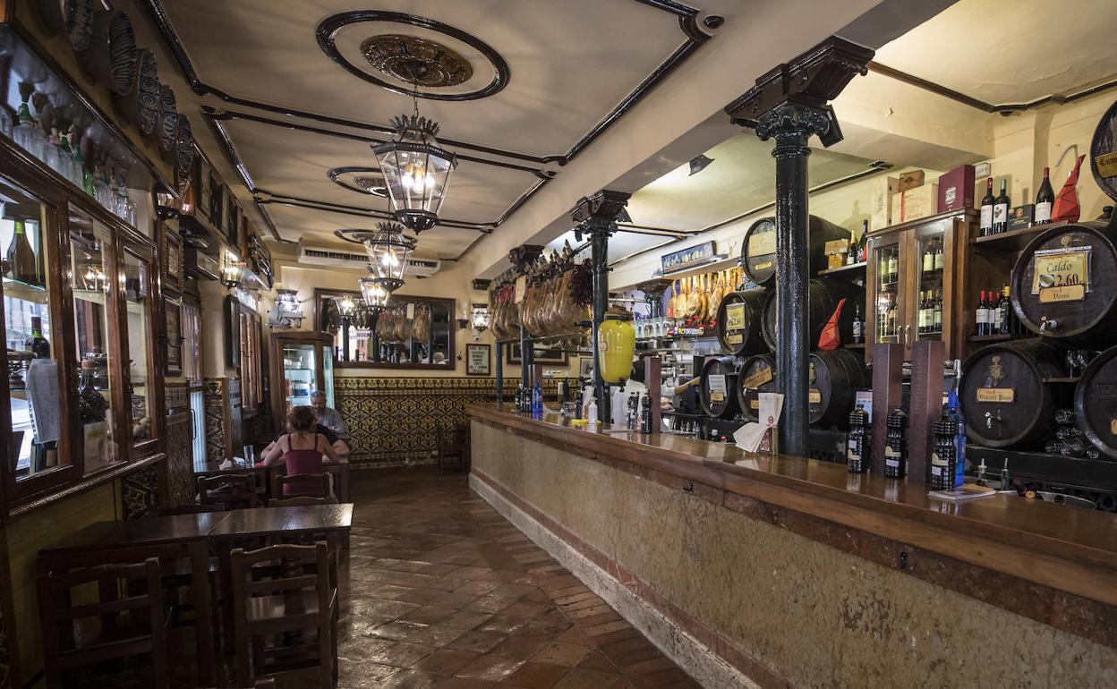 Dentro de Bodegas Castañeda, establecimiento ubicado en la zona de Elvira en el que una pareja compartía ayer a mediodía una mesa..