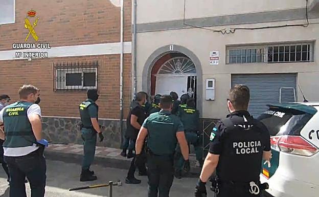 Operación Hollan de la Guardia Civil en Granada: detenida una pareja con un alto nivel de vida que vendía droga desde su casa