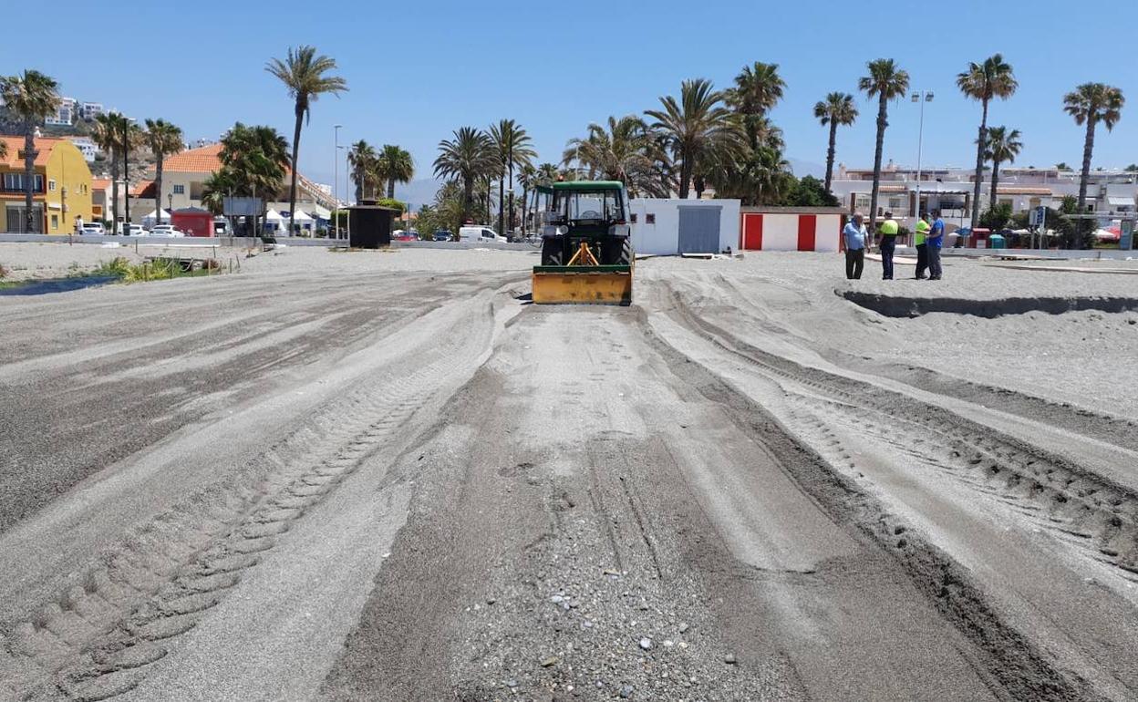 Los tractores ya están parcelando la playa de Salobreña.