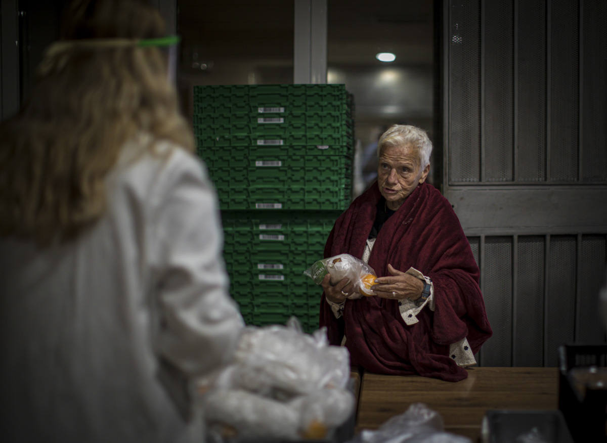 Entramos en las cocinas de la entidad social, que acumula colas más largas desde el inicio de la pandemia