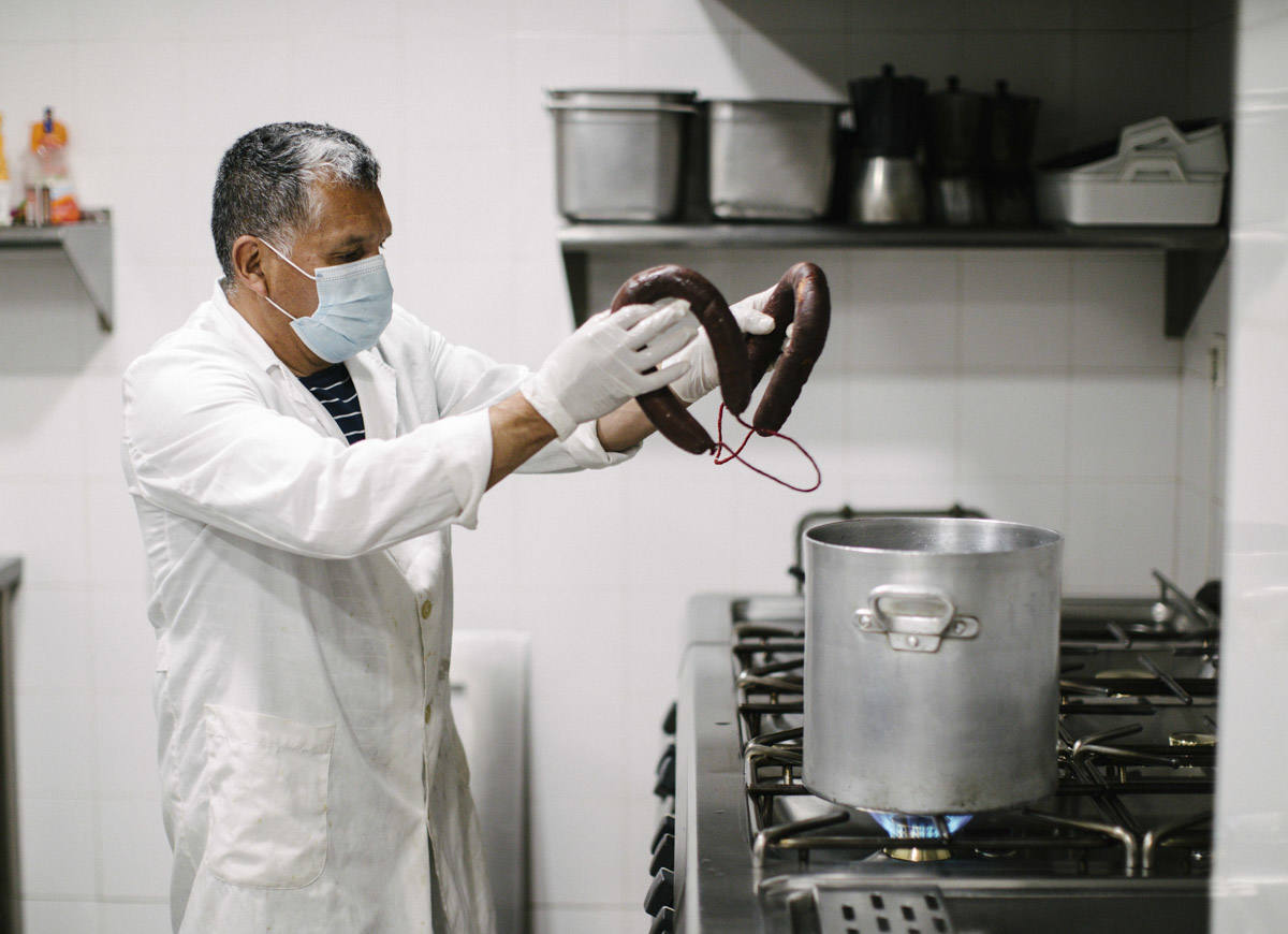 Entramos en las cocinas de la entidad social, que acumula colas más largas desde el inicio de la pandemia